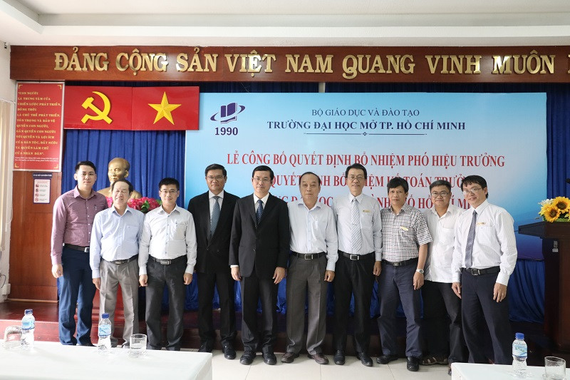 Thứ trưởng Nguyễn Văn Phúc chụp hình cùng Ban giám hiệu, cán bộ quản lý mới của nhà trường Thứ trưởng Nguyễn Văn Phúc chụp hình cùng Ban giám hiệu, cán bộ quản lý mới của nhà trường