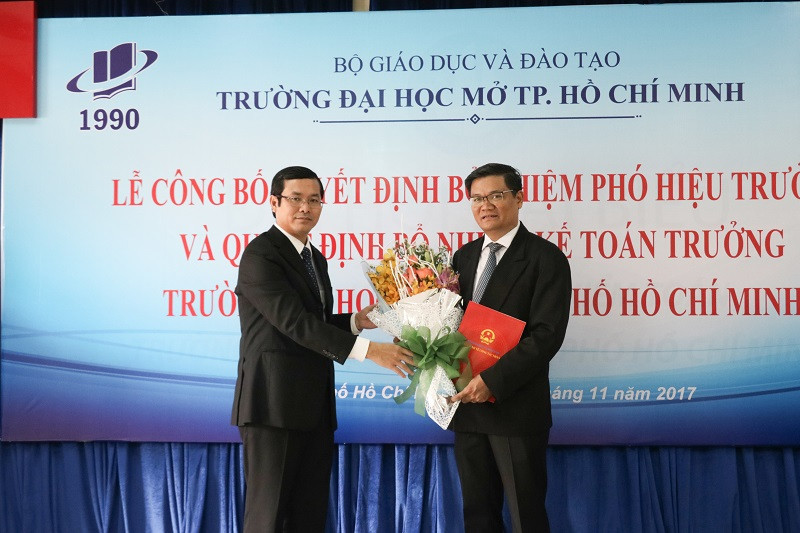 Thứ trưởng Bộ GD&ĐT Nguyễn Văn Phúc(trái) trao quyết định bổ nhiệm cho PGS.TS Nguyễn Minh Hà