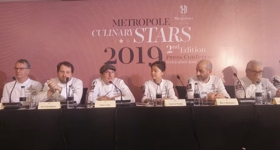 Các siêu đầu bếp chia sẻ thông tin tại buổi họp báo. Ảnh: Bình Thanh