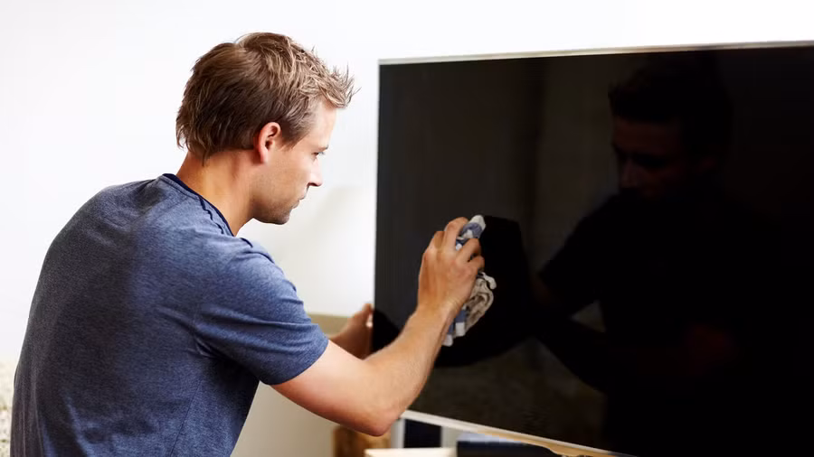 Cần thiết phải vệ sinh màn hình tivi đúng cách