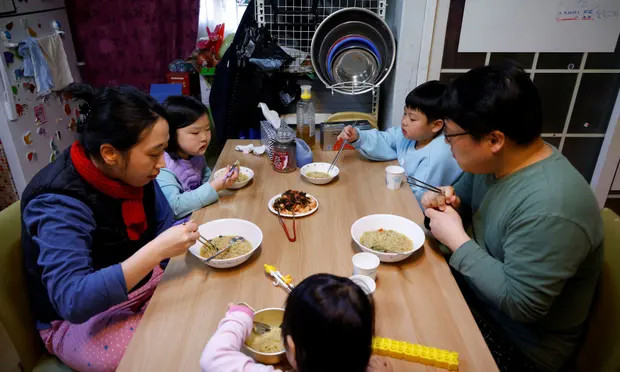 Theo truyền thống ở Hàn Quốc, phụ nữ thường kết hôn trước 30 tuổi, bỏ việc để làm mẹ và nội trợ toàn thời gian. (Ảnh: ITN).