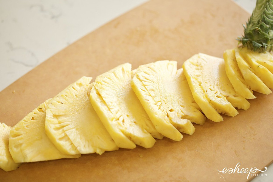 Các mắt dứa đều nhau không bị so le và không hề bị gãy. Giờ thì cắt thành các thanh to như hình.