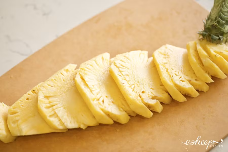 Các mắt dứa đều nhau không bị so le và không hề bị gãy. Giờ thì cắt thành các thanh to như hình.