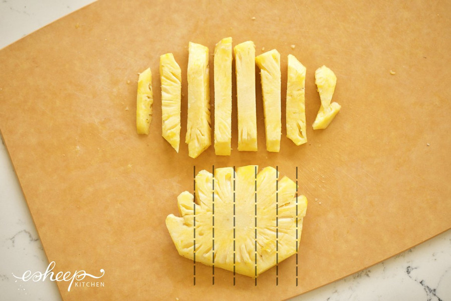 Mỗi thanh to lại bổ làm 4, bạn sẽ được các que dứa nhỏ đều nhau không gãy tẹo nào. Chấp nhận bỏ đi một xíu mép ngoài như hình.