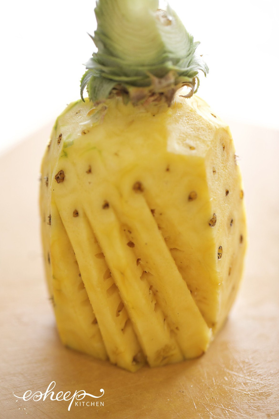 Lấy mắt sẽ dọc theo quả dứa chứ không ngang, thì khi cắt lát hoa, cánh hoa so le nhau sẽ đẹp hơn.