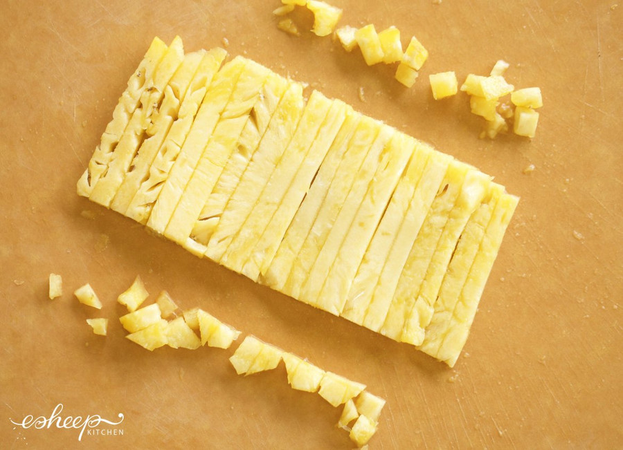 Cắt dứa hình que đều đẹp không gãy để ăn các món cuốn, trộn gỏi, salad… mà không phí phạm phải bỏ đi nhiều phần dứa thừa thẹo.