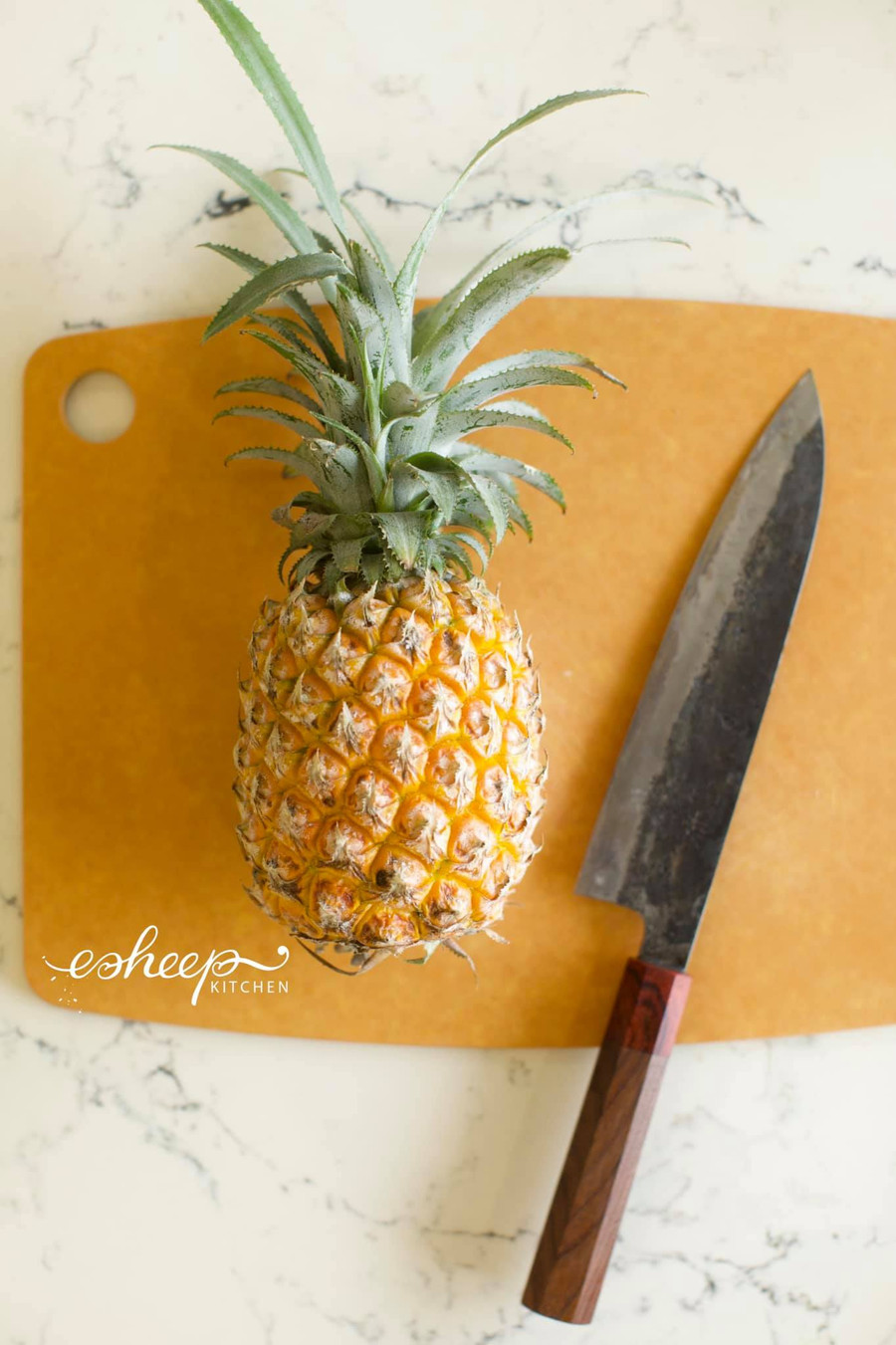 Chọn dứa chín đều vàng đẹp, quả thơm mọng nhưng chắc tay không nhũn dập.