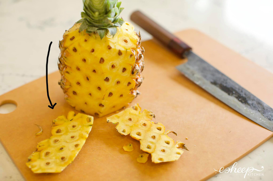 Tiếp tục 1 đường bên cạnh. Cứ thế xoay đều, gọt bỏ hết một vòng vỏ là xong.