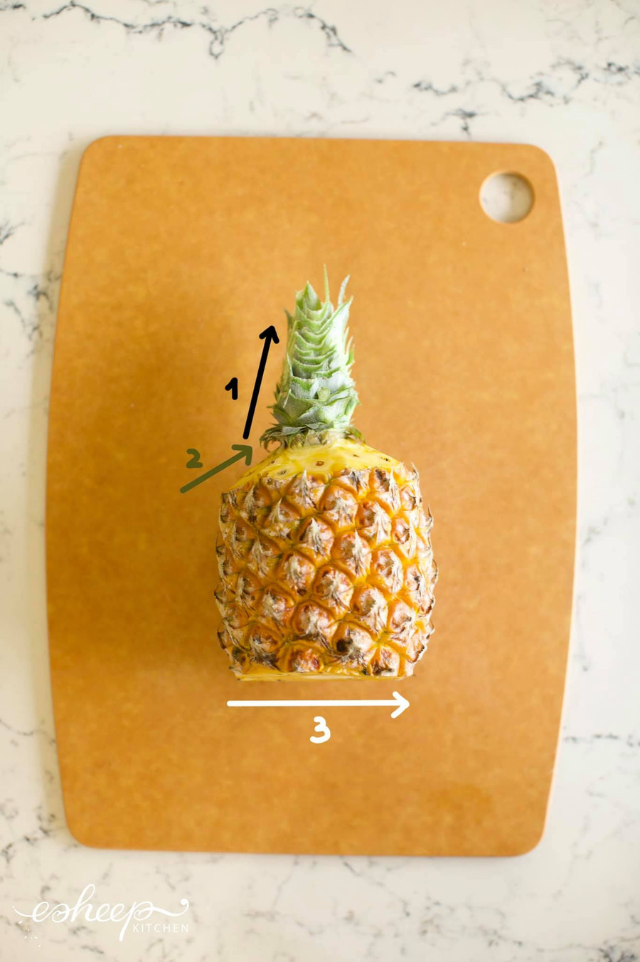 Cách bổ dứa rất dễ, sạch sẽ, tay không cần chạm vào thịt quả khi bổ.