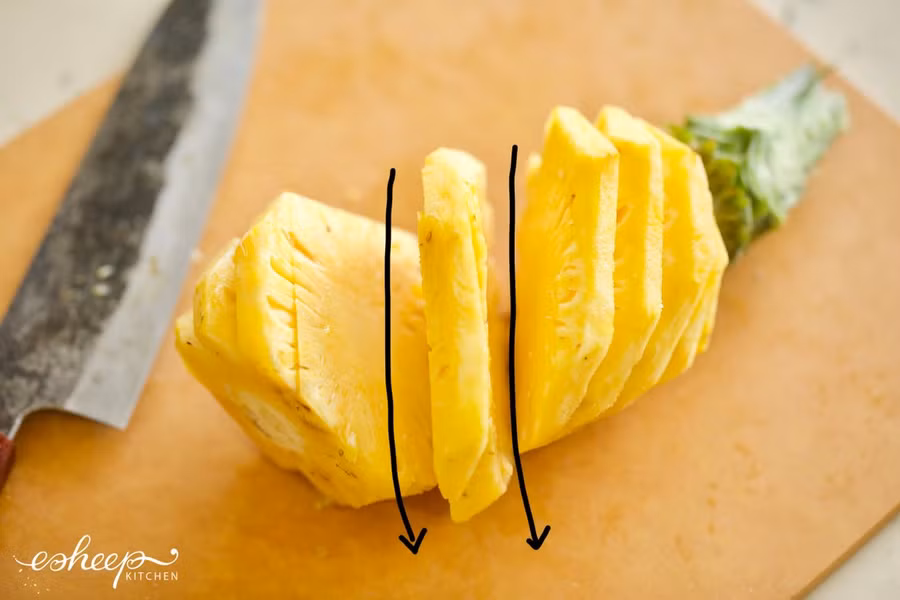 Cắt lát chéo theo đường mặt phẳng mắt dứa.