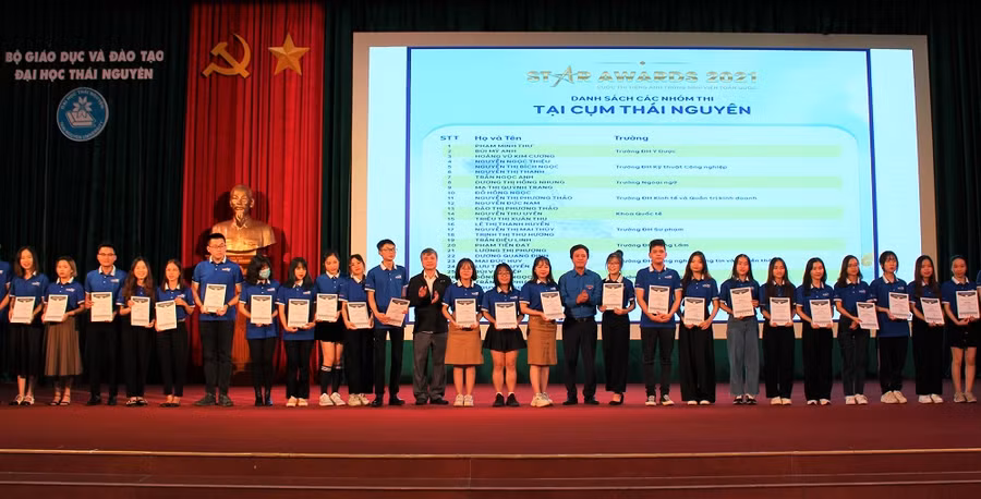 PGS.TS Trần Thanh Vân - Phó Giám đốc Đại học Thái Nguyên; TS.Nguyễn Đình Yên - Bí thư Đoàn TNCS HCM Đại học Thái Nguyên trao chứng nhận cho 30 sinh viên xuất sắc lọt vào chung kết cuộc thi cụm.