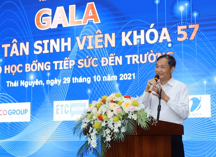 PGS.TS Nguyễn Duy Cương - Hiệu trưởng trường Đại học Kỹ thuật Công nghiệp (ĐH Thái Nguyên) phát biểu động viên và căn dặn sinh viên Nhà trường