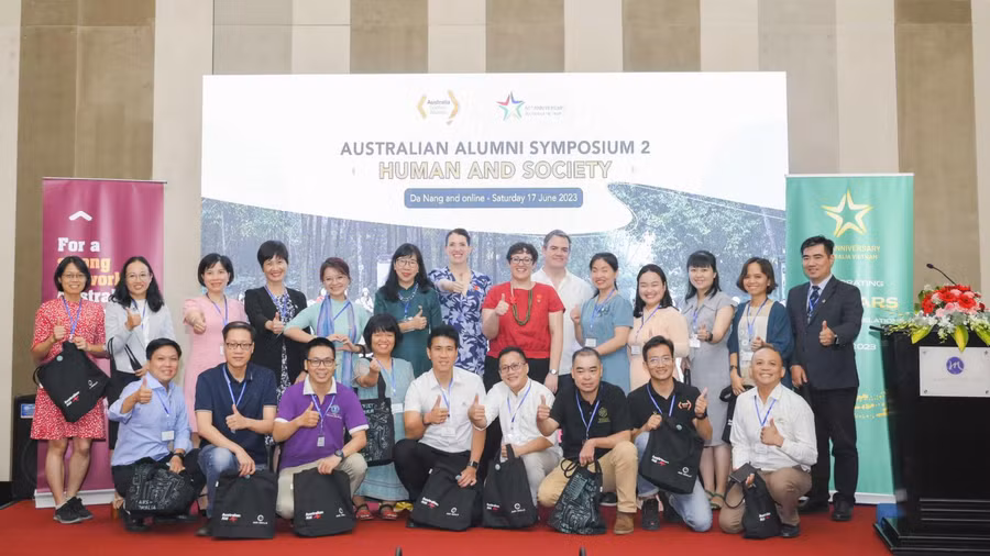 Các diễn giả cựu sinh cùng cán bộ Đại sứ quán Australia Việt Nam 