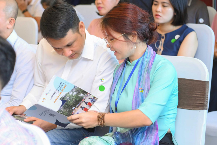 Các cựu sinh viên giao lưu và kết nối.