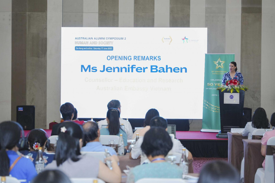Bà Jenifer Bahen, Tham tán Giáo dục và Nghiên cứu của Đại sứ quán Australia tại Việt Nam phát biểu khai mạc.