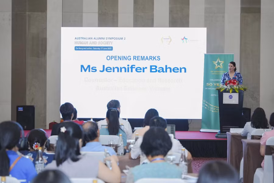 Bà Jenifer Bahen, Tham tán Giáo dục và Nghiên cứu của Đại sứ quán Australia tại Việt Nam phát biểu khai mạc.