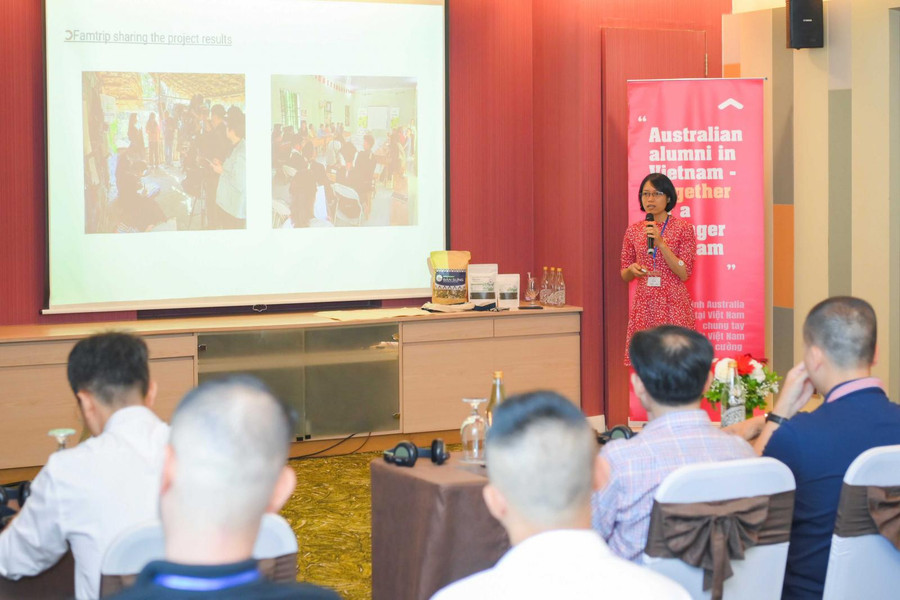 Tiến sĩ Nguyễn Thị Thùy, cựu sinh Đại học Melbourne, giới thiệu dự án tài trợ bởi AAGF “Tận dụng nghề thủ công truyền thống để tự cung tự cấp và chuẩn bị ứng phó với thiên tai: nghiên cứu điển hình về xóm Sưng”