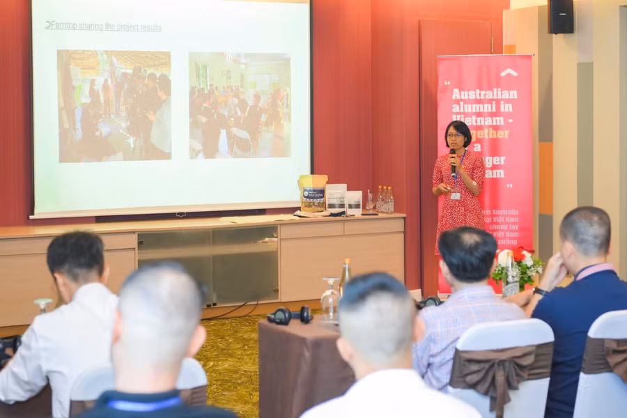 Tiến sĩ Nguyễn Thị Thùy, cựu sinh Đại học Melbourne, giới thiệu dự án tài trợ bởi AAGF “Tận dụng nghề thủ công truyền thống để tự cung tự cấp và chuẩn bị ứng phó với thiên tai: nghiên cứu điển hình về xóm Sưng”