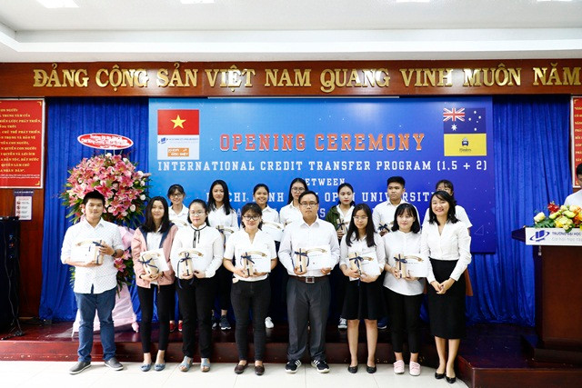 Các sinh viên tại lễ khai giảng đầu tiên chương trình liên kết giữa Trường ĐH Mở TPHCM với Trường ĐH Flinders, Úc