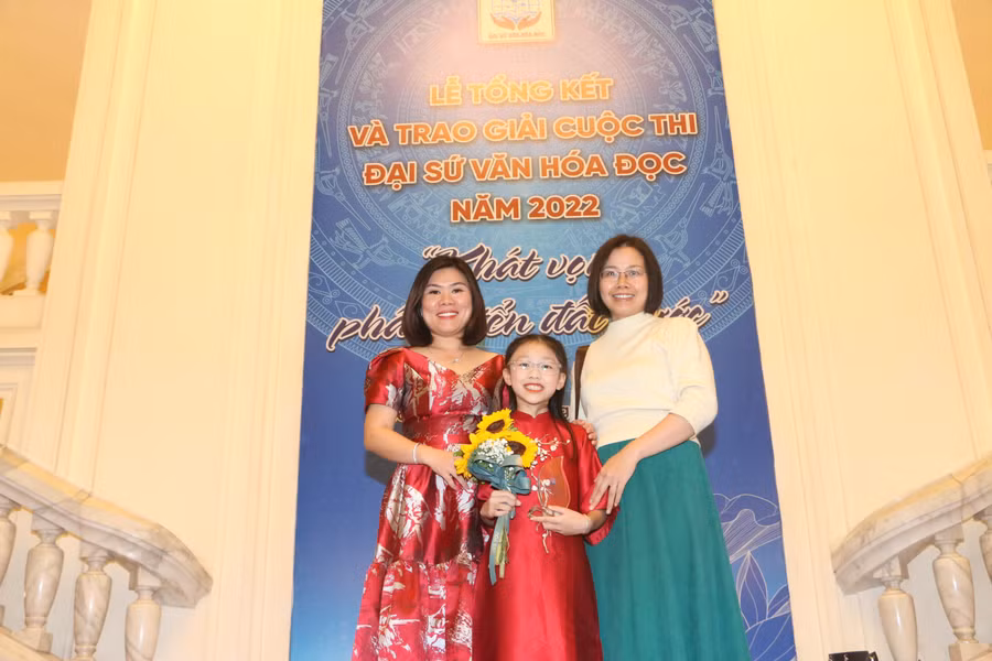 Ban tổ chức đã trao 2 giải Đại sứ văn hóa đọc tiêu biểu cho 1 đại diện cấp Tiểu học và 1 đại diện cấp THPT.