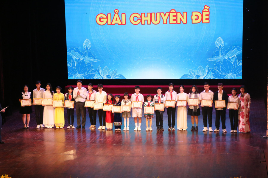 Các tác giả đạt giải Chuyên đề được ban tổ chức trao thưởng tại buổi lễ. Các tác giả đạt giải Chuyên đề được ban tổ chức trao thưởng tại buổi lễ.