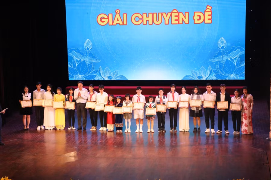 Các tác giả đạt giải Chuyên đề được ban tổ chức trao thưởng tại buổi lễ.