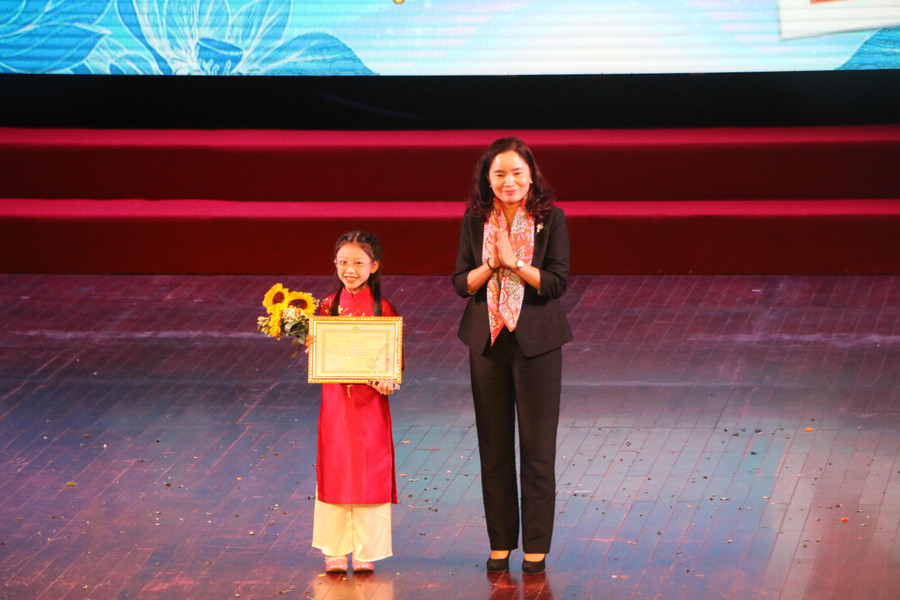 Em Nguyễn Thanh Mai - học sinh lớp 2A1 Trường Tiểu học Trần Nhân Tông (TP Nam Định) là Đại sứ văn hóa đọc năm 2022 cấp Tiểu học được Thứ trưởng Bộ Văn hóa, Thể thao và Du lịch Trịnh Thị Thủy tặng thưởng. Em Nguyễn Thanh Mai - học sinh lớp 2A1 Trường Tiểu học Trần Nhân Tông (TP Nam Định) là Đại sứ văn hóa đọc năm 2022 cấp Tiểu học được Thứ trưởng Bộ Văn hóa, Thể thao và Du lịch Trịnh Thị Thủy tặng thưởng.