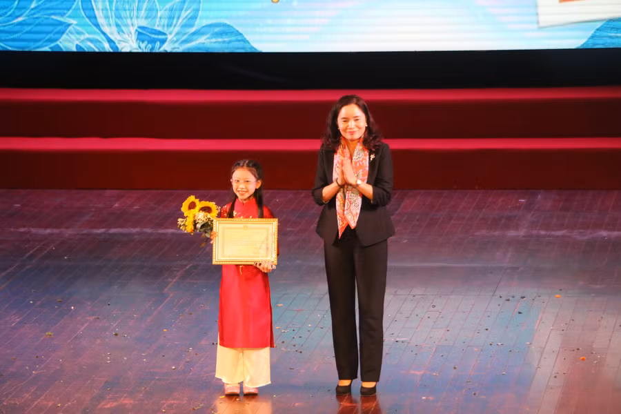 Em Nguyễn Thanh Mai - học sinh lớp 2A1 Trường Tiểu học Trần Nhân Tông (TP Nam Định) là Đại sứ văn hóa đọc năm 2022 cấp Tiểu học được Thứ trưởng Bộ Văn hóa, Thể thao và Du lịch Trịnh Thị Thủy tặng thưởng.