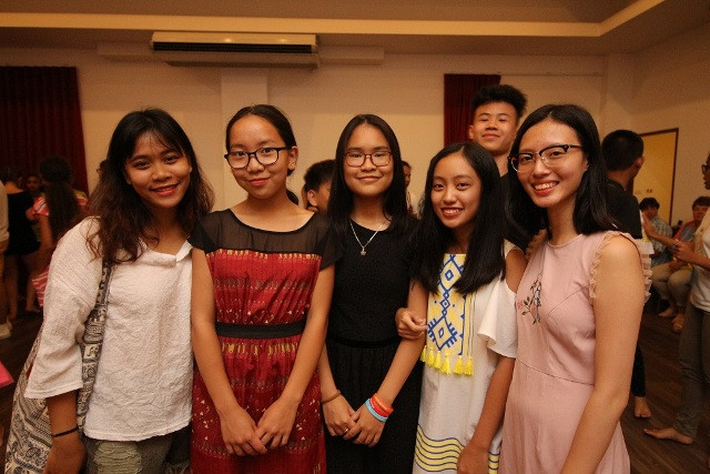 Cô Đặng Hồng My – người phụ trách đoàn Việt Nam ( thứ nhất từ trái sang)