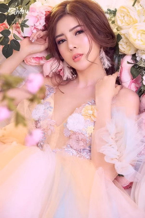 Vẻ gợi cảm của hot girl gọi ca sĩ cát xê nửa tỷ là chồng yêu