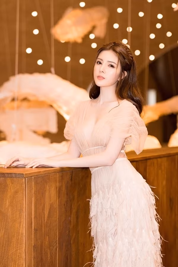 Vẻ gợi cảm của hot girl gọi ca sĩ cát xê nửa tỷ là chồng yêu