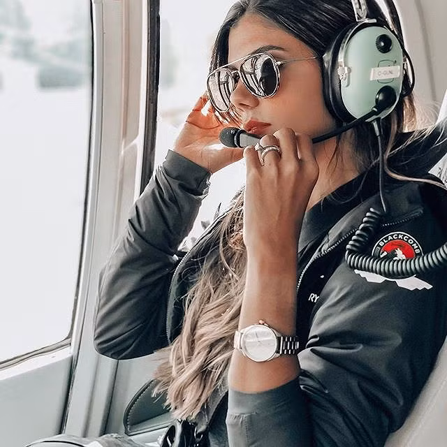 Nữ phi công gợi cảm hút dân mạng vì quá xinh đẹp - ảnh 6