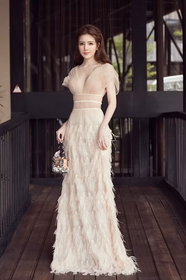 Vẻ gợi cảm của hot girl gọi ca sĩ cát xê nửa tỷ là chồng yêu