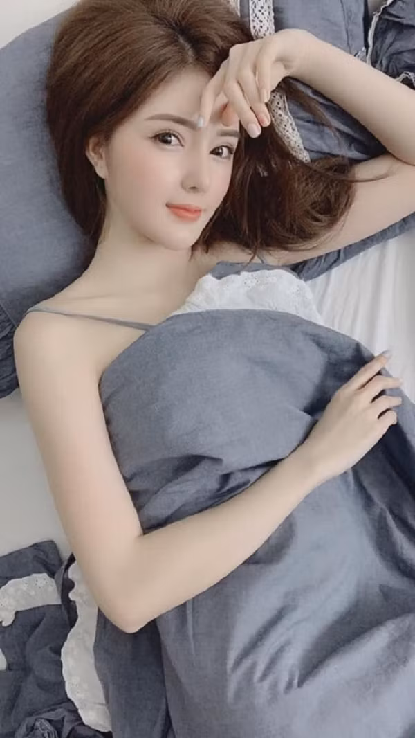 Vẻ gợi cảm của hot girl gọi ca sĩ cát xê nửa tỷ là chồng yêu