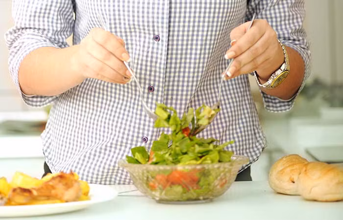 Nhiều phụ nữ sau sinh áp dụng chế độ ăn kiêng quá chặt chẽ để lấy lại vóc dáng.