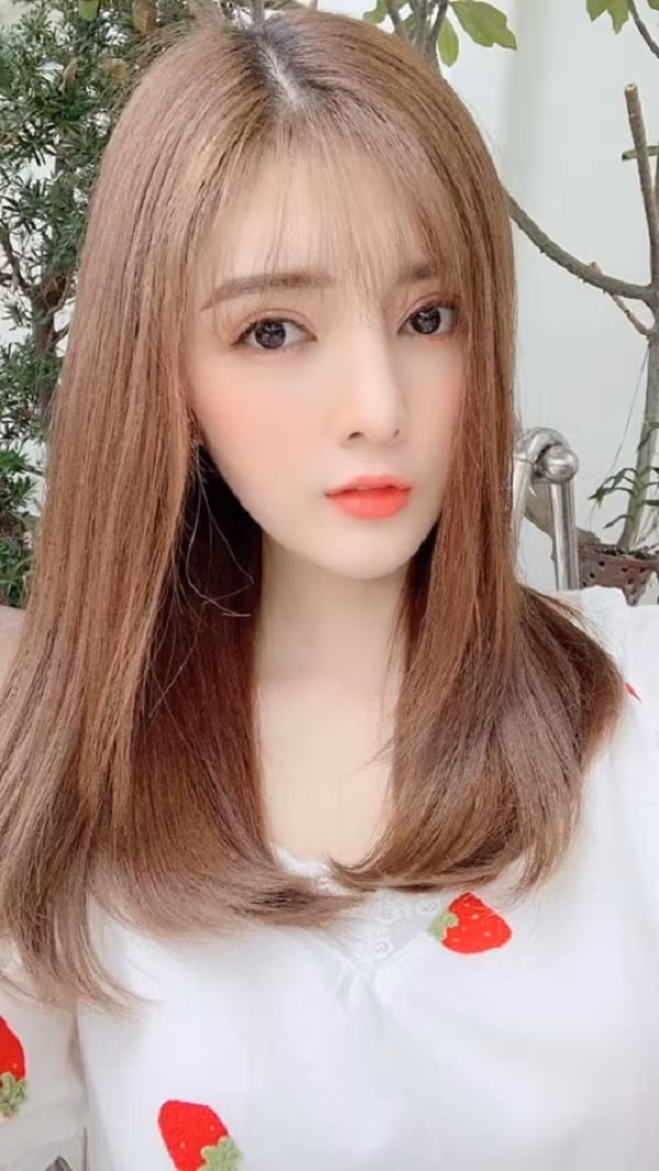 Vẻ gợi cảm của hot girl gọi ca sĩ cát xê nửa tỷ là chồng yêu