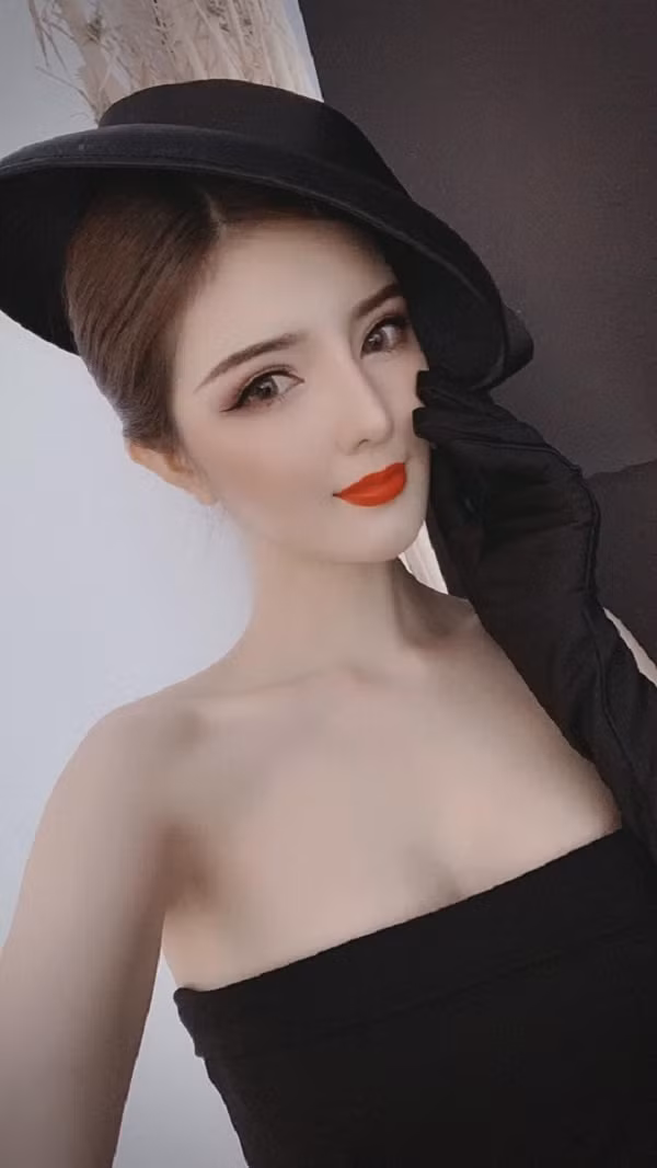 Vẻ gợi cảm của hot girl gọi ca sĩ cát xê nửa tỷ là chồng yêu