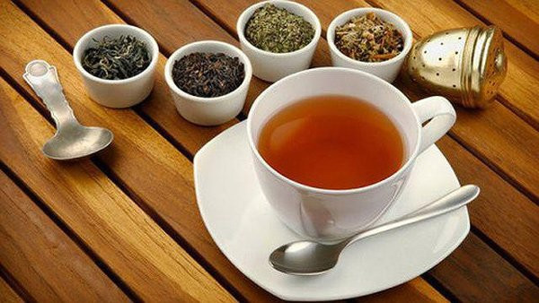 Uống trà trước bữa ăn, đặc biệt là trà đặc thì rất sai lầm. 