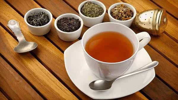 Uống trà trước bữa ăn, đặc biệt là trà đặc thì rất sai lầm. 