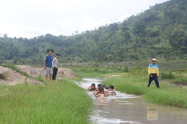 3 chàng trai trẻ dạy bơi, dạy cứu người đuối nước cho các em nhỏ.