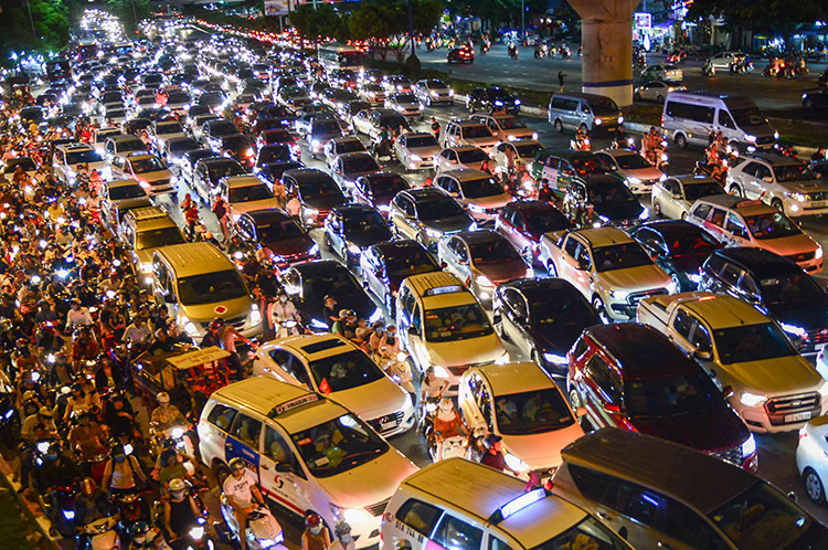 Ôtô chiếm nhiều diện tích mặt đường nhưng vận chuyển được ít người. Ảnh: Quỳnh Trần.