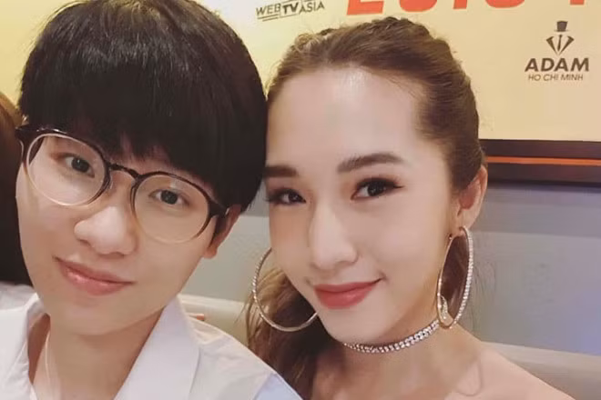 Emily (tên thật Nguyễn Hương Ly, sinh năm 1989) là gương mặt khá quen thuộc trong giới underground. Hot girl Hà thành đời đầu nổi tiếng từ khá sớm, với bệ phóng Miss Audition 2007 đã giúp đưa một lượng fan kha khá đến với cô nàng.