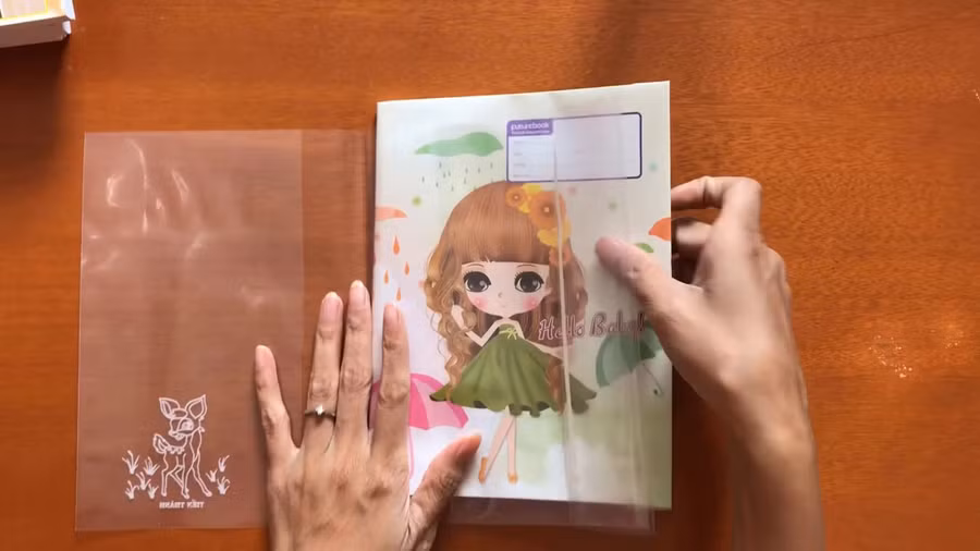 "Bảo vệ môi trường sao còn để học sinh bọc vở bằng bìa nilon?"