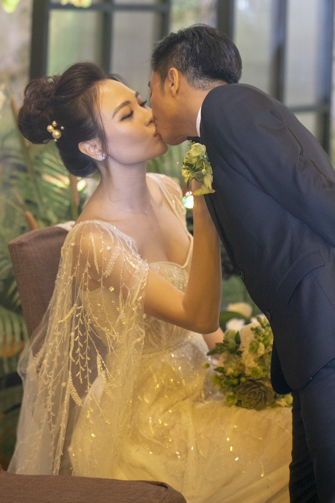 Cận cảnh 3 bộ váy cưới của cô dâu Đàm Thu Trang, váy “chính thê” vô cùng đặc biệt ảnh 9 Cận cảnh 3 bộ váy cưới của cô dâu Đàm Thu Trang, váy “chính thê” vô cùng đặc biệt ảnh 9