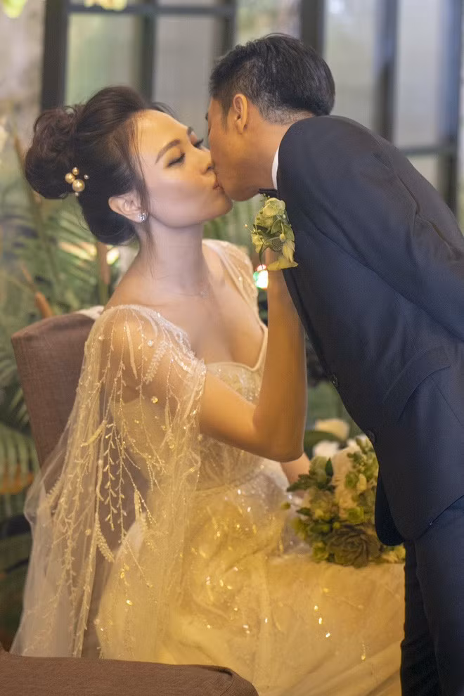 Cận cảnh 3 bộ váy cưới của cô dâu Đàm Thu Trang, váy “chính thê” vô cùng đặc biệt ảnh 9