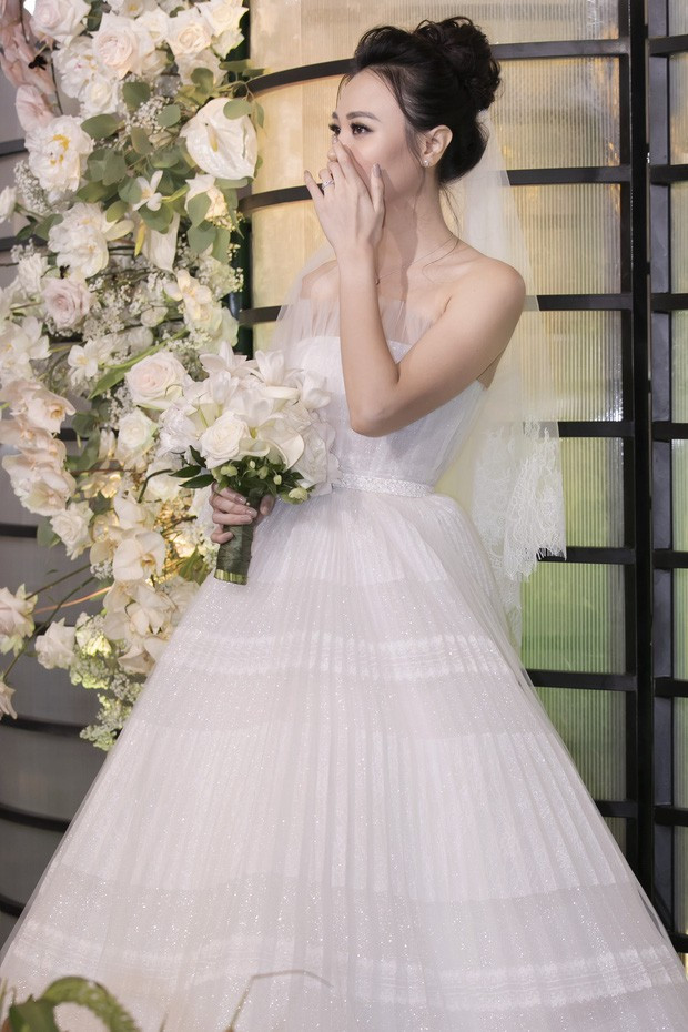 Cận cảnh 3 bộ váy cưới của cô dâu Đàm Thu Trang, váy “chính thê” vô cùng đặc biệt ảnh 13 Cận cảnh 3 bộ váy cưới của cô dâu Đàm Thu Trang, váy “chính thê” vô cùng đặc biệt ảnh 13