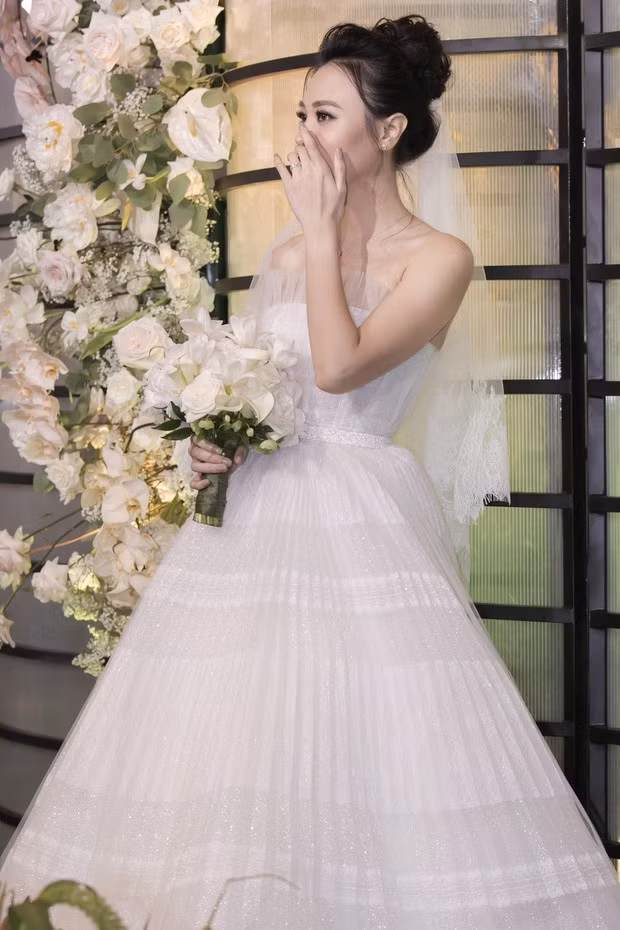 Cận cảnh 3 bộ váy cưới của cô dâu Đàm Thu Trang, váy “chính thê” vô cùng đặc biệt ảnh 13