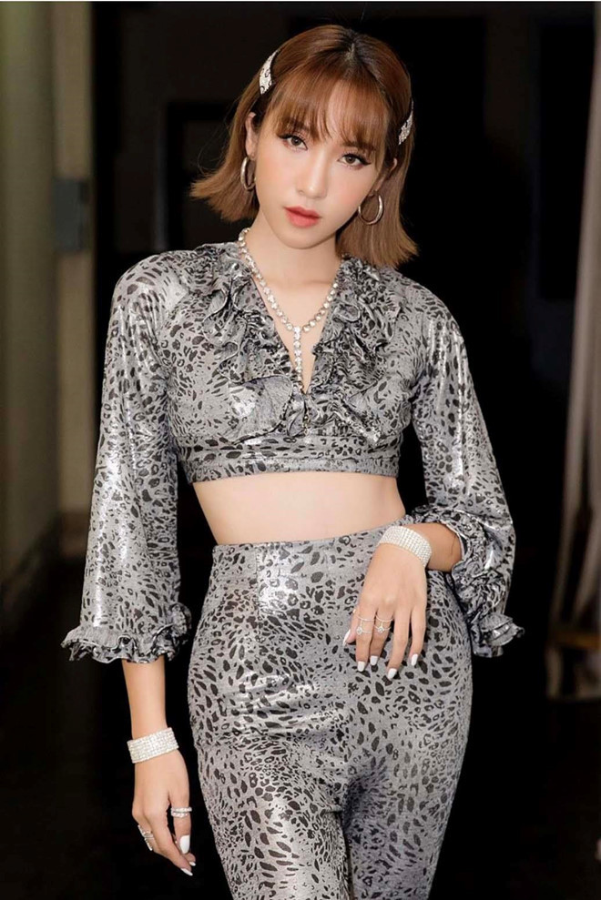 Muốn vừa chất vừa xinh, hãy nhìn cách Emily "chơi" phụ kiện ảnh 5 Muon vua chat vua xinh xan, hay nhin cach Emily
