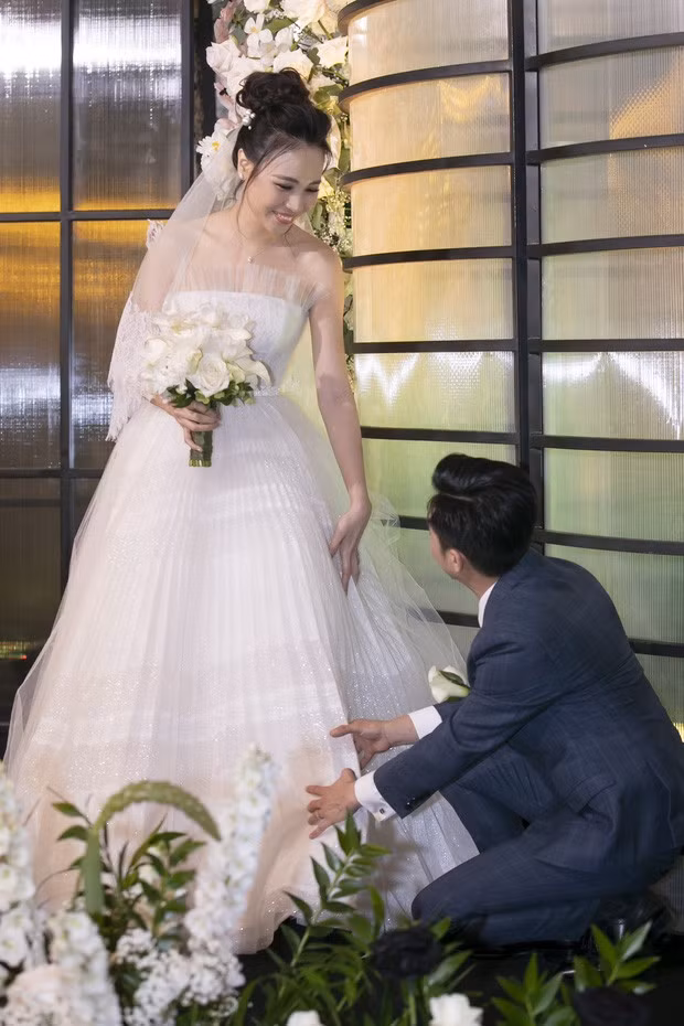 Cận cảnh 3 bộ váy cưới của cô dâu Đàm Thu Trang, váy “chính thê” vô cùng đặc biệt ảnh 15