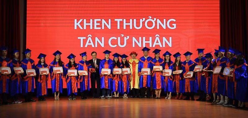 Chương trình tuyên dương các thủ khoa xuất sắc trở thành hoạt động thường niên của thành phố Hà Nội .	